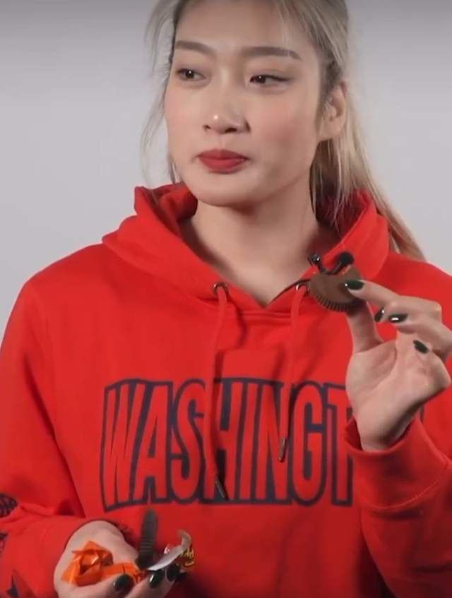 而门口的地上，她却趴在那。